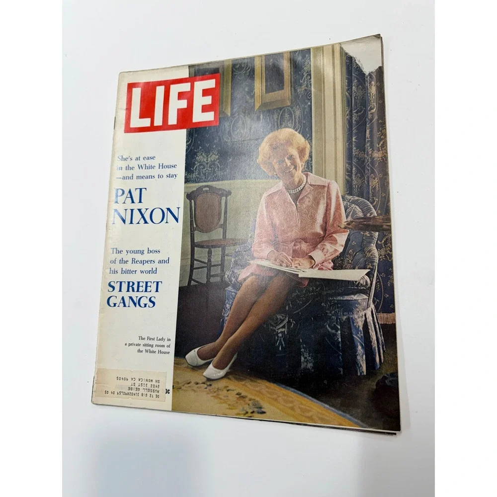 Vintage LIFE Magazine Dec 1972 Pat Nixon First Lady White House Street Gangsgs